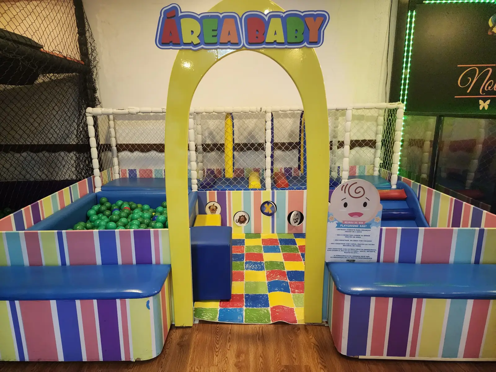 Área Baby com piscina de bolinhas e escorregador