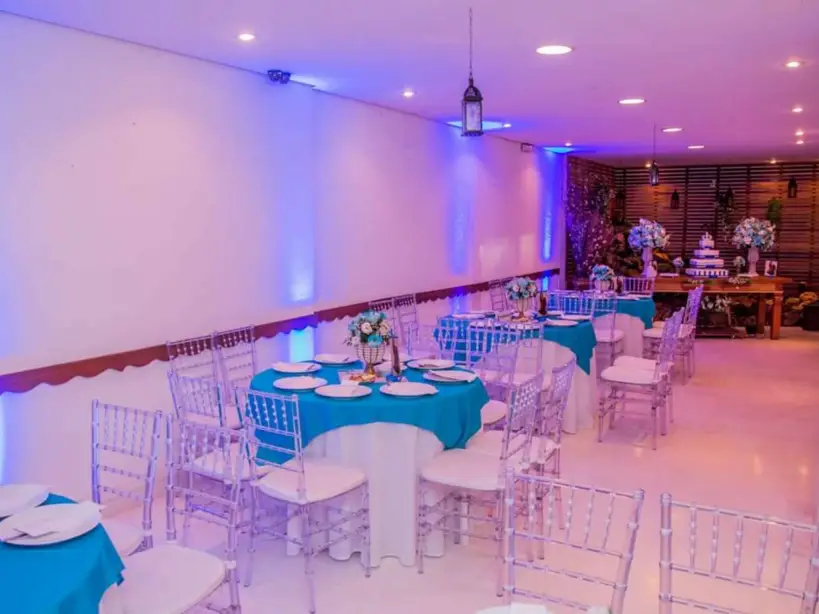 Mesas de convidados montadas com toalhas e cadeiras Tiffany