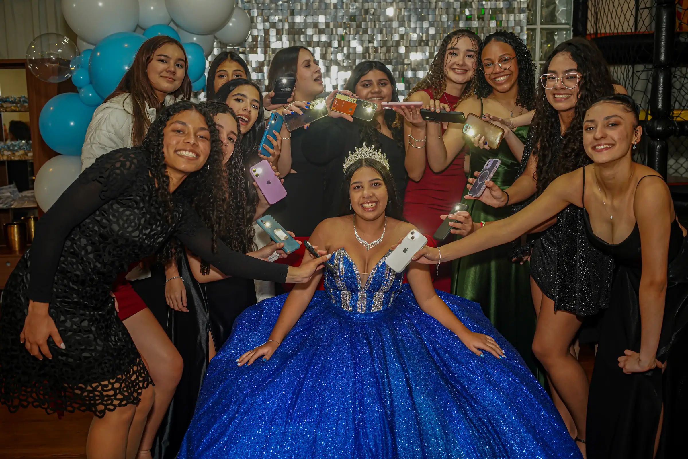 Debutante comemorando com as amigas
