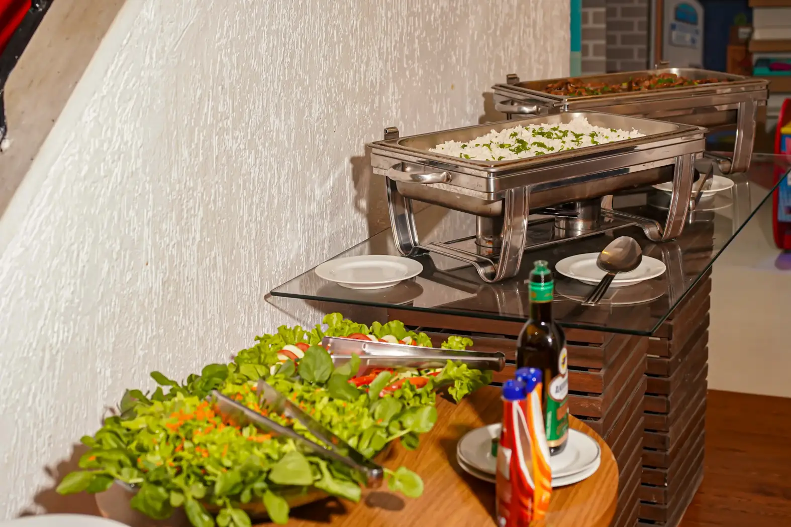 Buffet servido com saladas e pratos quentes