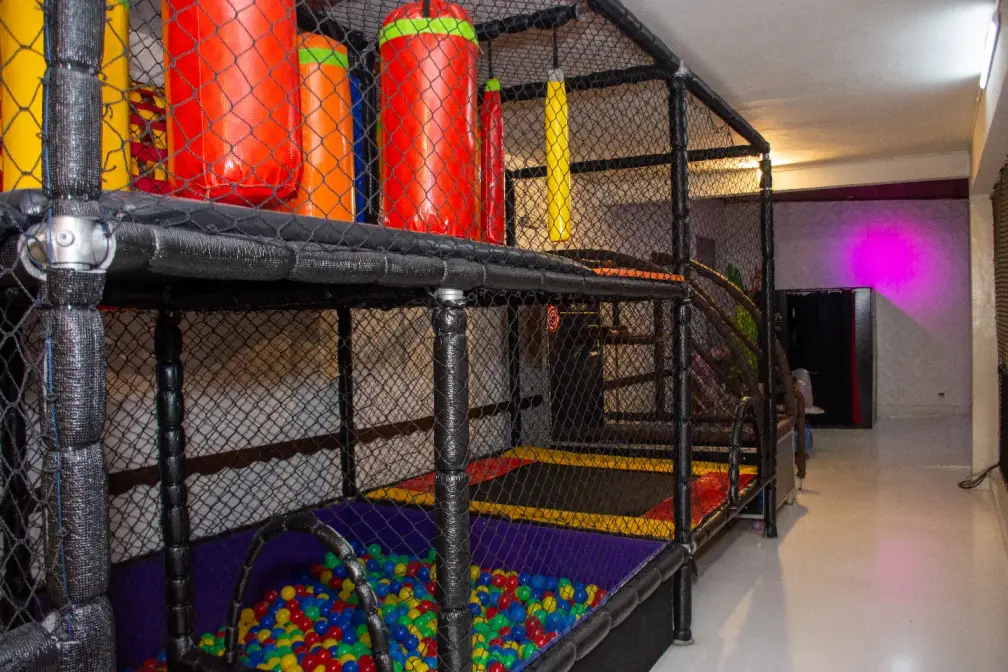 Kidplay de dois andares com obstáculos, cama elástica e piscina de bolinhas