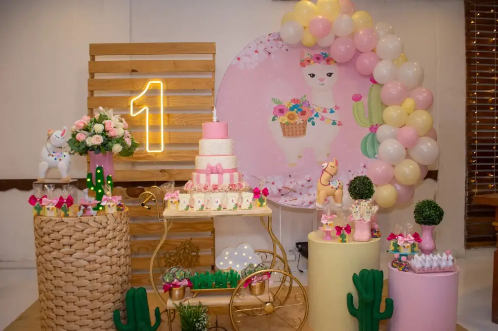 Decoração de festa de 1 aninho em tons pastel com neon