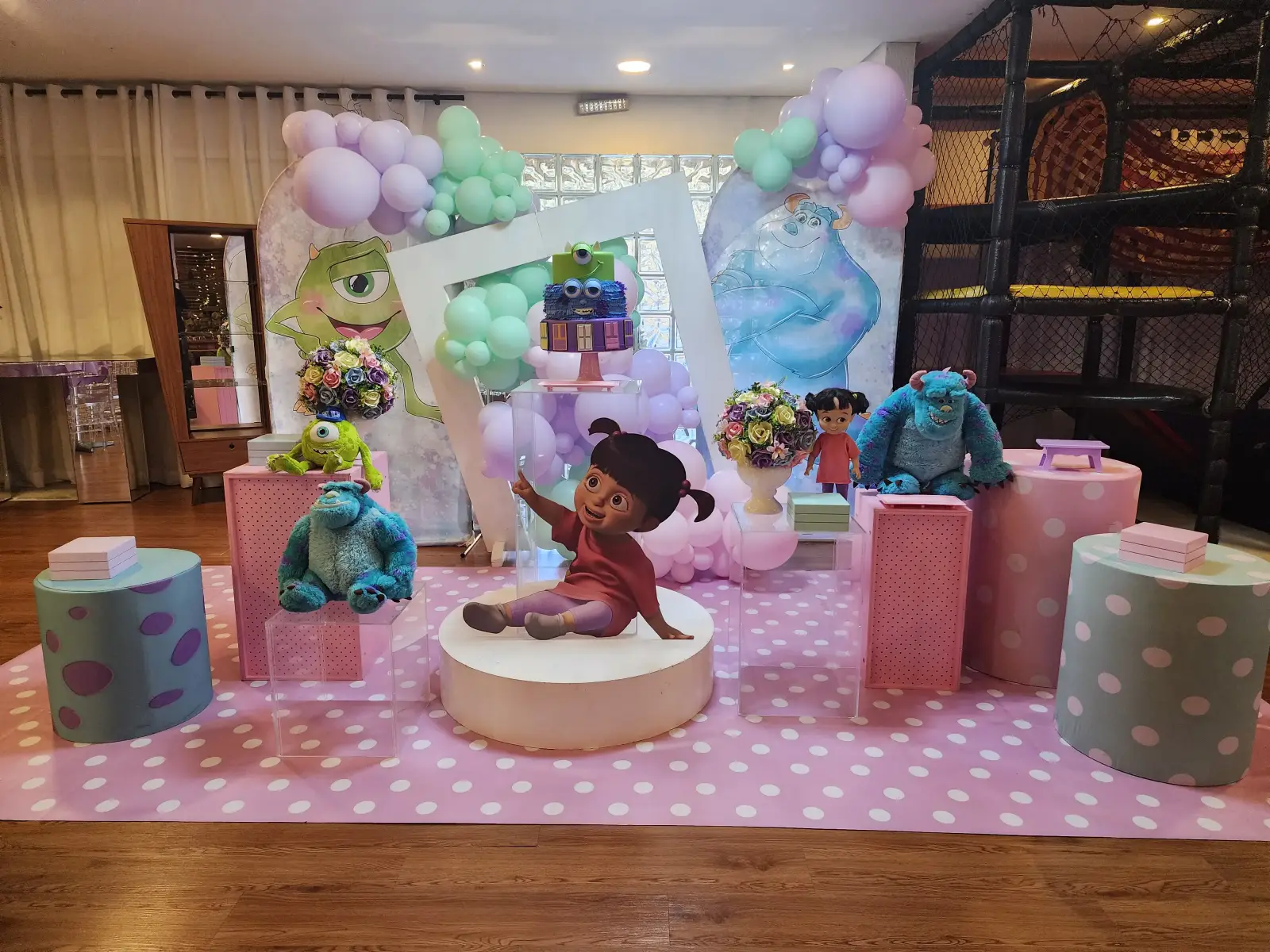 Decoração de festa infantil Monstros S.A. com balões